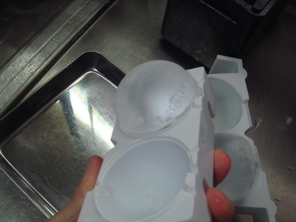 出来上がった丸氷